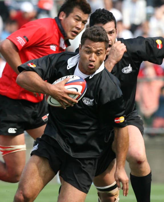 Classic All Blacks center Pita Alatini goes to a score against Japan XV during their international friendly match at the Prince Chichibu stadium in Tokyo, 12 May 2007. Classic All Blacks won the match 36-6.  AFP PHOTO / KAZUHIRO NOGI (Photo by KAZUHIRO NOGI / AFP)