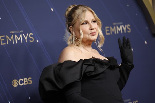 LOS ANGELES, CALIFORNIA - SEPTEMBER 14: Jennifer Coolidge attends the 77th Primetime Emmy Awards at Peacock Theater on September 14, 2025 in Los Angeles, California.   Frazer Harrison/Getty Images/AFP (Photo by Frazer Harrison / GETTY IMAGES NORTH AMERICA / Getty Images via AFP)