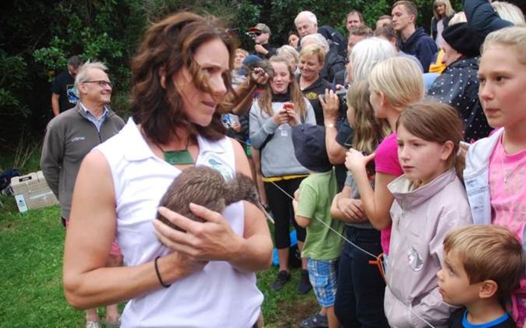 Michelle Impey from Kiwis for kiwi with one of the new arrivals, shares a moment with Motutapu Island Trust volunteers shortly before release.