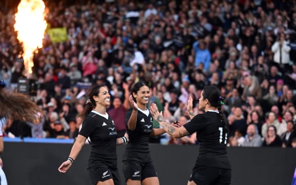 Katelyn Vahaakolo scores for the Black Ferns.