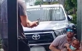 Two New Zealanders have been arrested in Phuket for attacking a police officer Chalong, south of Phuket, media reports say.
Image source: https://www.facebook.com/thapapong.tee/posts/pfbid0NfEucn3o4A3gASYwCQWtVYuNcMSc2xZzf5xxnsZmYkfz8h2BAZqAHEB7LbmLgtw2l