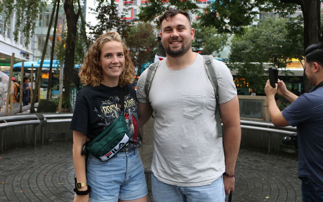 Martijn Vershoor and his partner Emma next to the Hachikō statue.