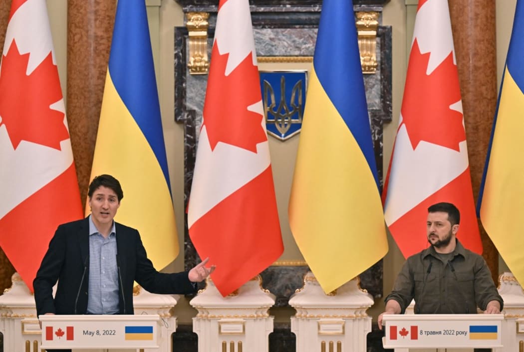 Ukrainian President Volodymyr Zelensky (R) and Canada's Prime Minister Justin Trudeau (L) addresses a joint press conference in Kyiv on May 8, 2022 amid the Russian invasion of Ukraine