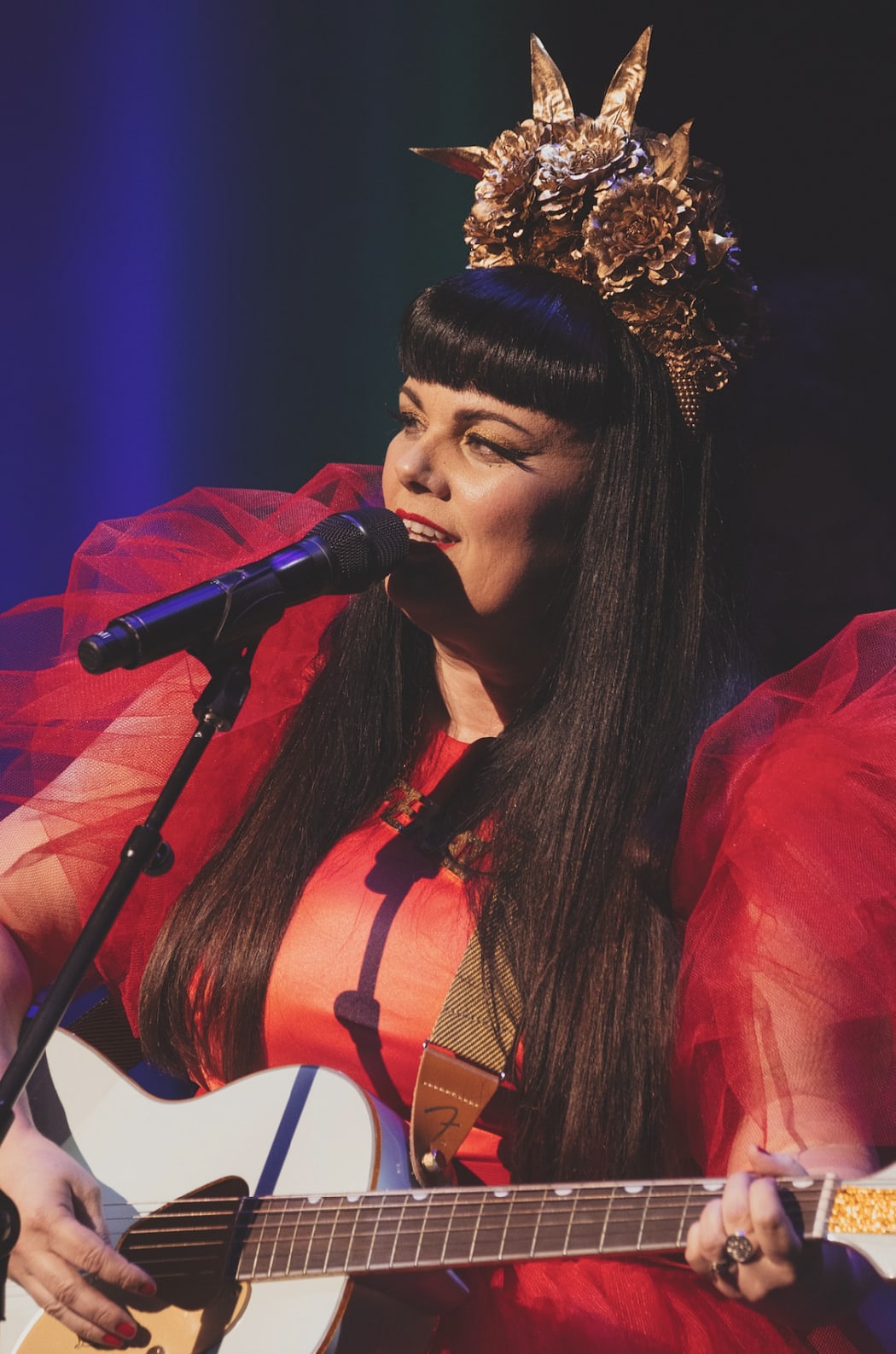 Tami Neilson on stage with guitar and crown!