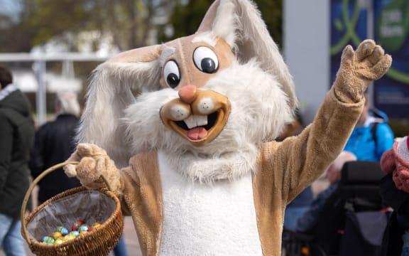 17 April 2022, Thuringia, Erfurt: A person in an Easter bunny costume hands out candy at egapark. On Easter Sunday, all children up to the age of 16 are allowed into egapark for free. Photo: Michael Reichel/dpa (Photo by MICHAEL REICHEL / DPA / dpa Picture-Alliance via AFP)