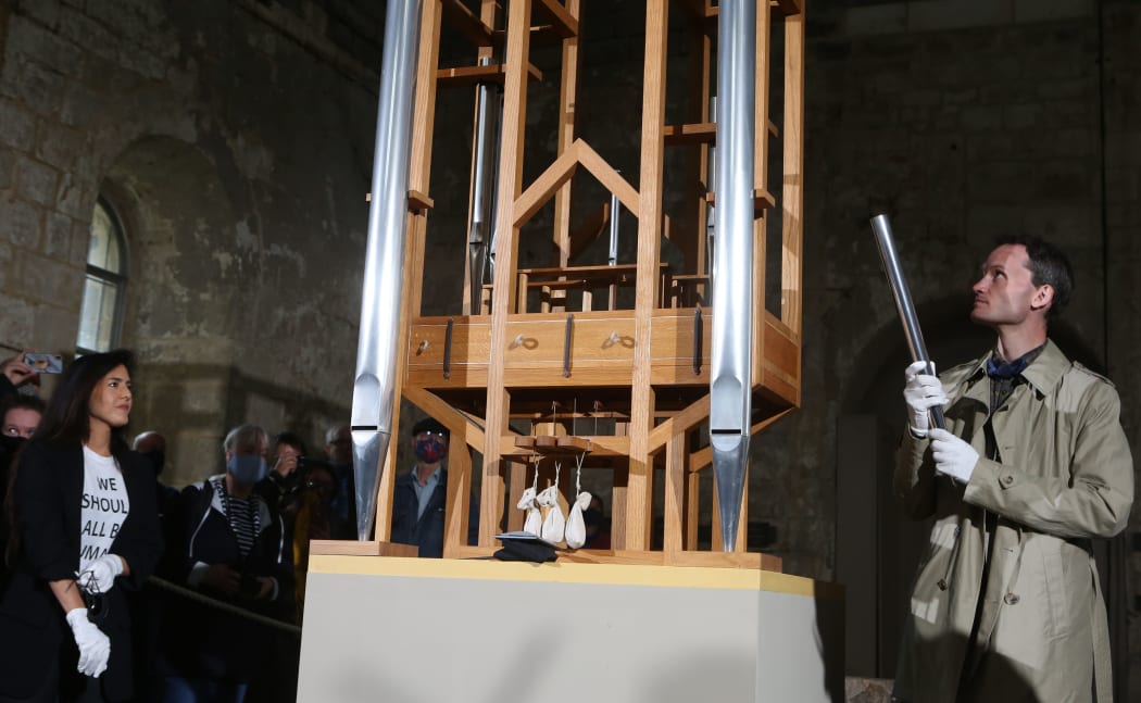 05 September 2020, Saxony-Anhalt, Halberstadt: Soprano Johanna Vargas (l) and composer Julian Lembke (r) use the organ pipes.