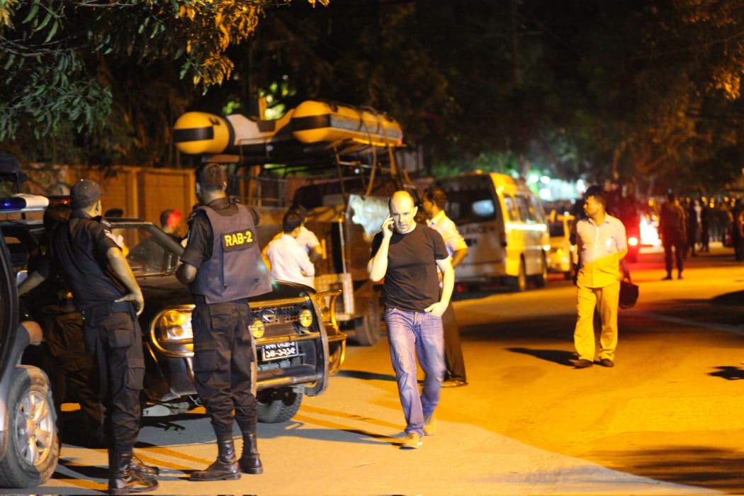 A firefight between troops and IS-linked gunmen at a cafe in the Bangladeshi capital has ended.