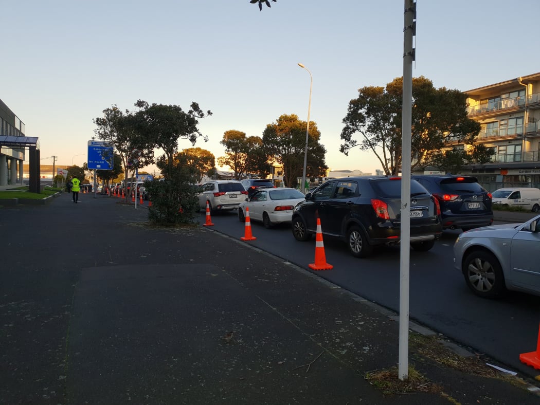 Cars line up at a Covid-19 testing station in Eden Terrace, Auckland.