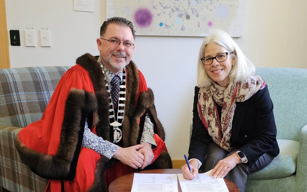 Whangārei Mayor Vince Cocurullo and University of Auckland vice-chancellor Professor Dawn Freshwater sign a joint MoU about working together as Forum North potentially becomes a new KEA hub.