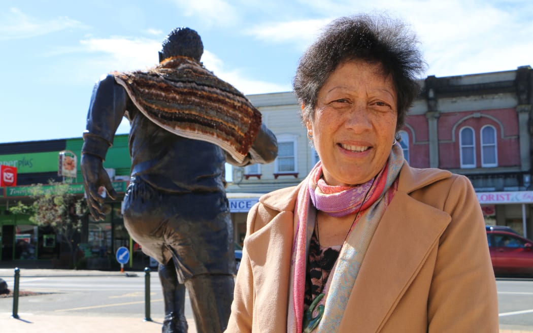 Kahu Te Kanawa, the granddaughter of tohunga raranga Dame Rangimarie Hetet who wove the korowai.