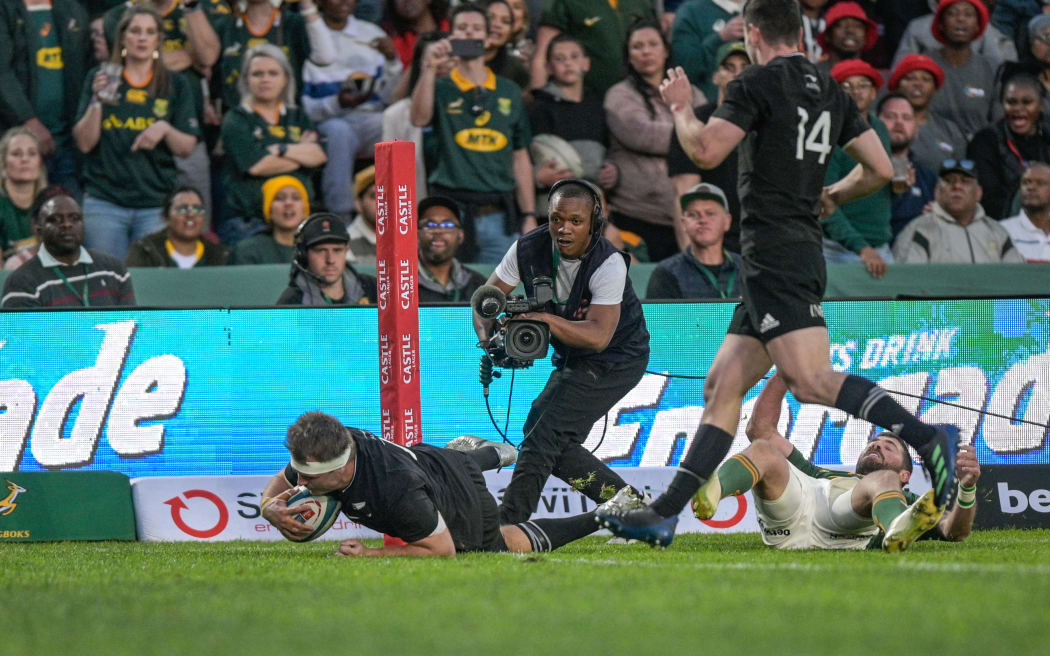 Sam Cane(C) of New Zealand scoring his try during the South Africa Springboks v New Zealand All Blacks rugby union test match at Ellis Park, Johannesburg, South Africa on Saturday 13 August 2022. The Lipovitan-D Rugby Championship 2022.
