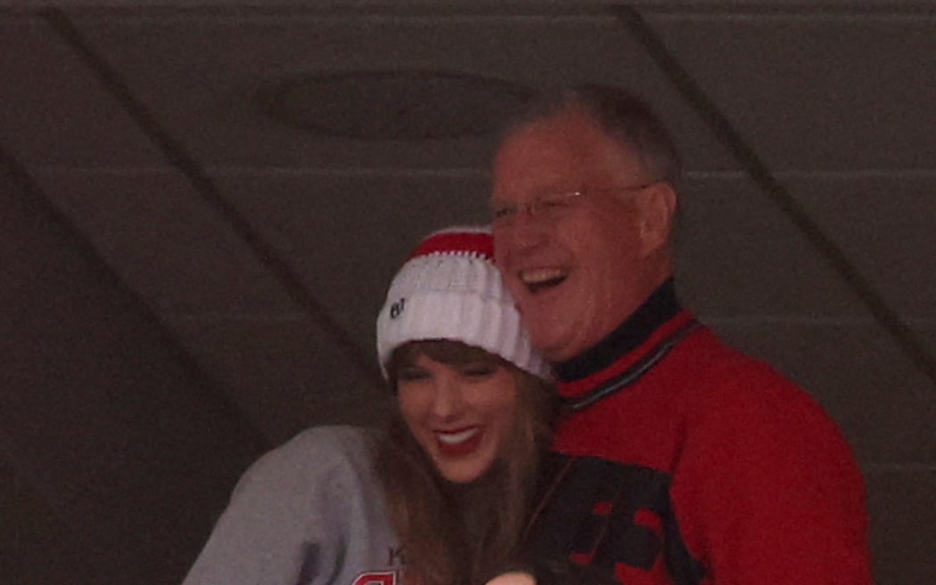 Brittany Mahomes looks on while Taylor Swift hugs Scott Kingsley Swift and Alana Haim cheers while the Kansas City Chiefs and the New England Patriots play at Gillette Stadium on December 17, 2023 in Foxborough, Massachusetts.   Maddie Meyer/Getty Images/AFP (Photo by Maddie Meyer / GETTY IMAGES NORTH AMERICA / Getty Images via AFP)