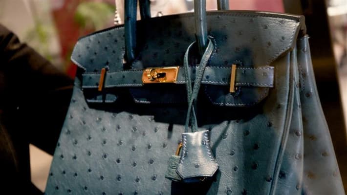 The Bleu Izmir Ostrich Birkin, size 30, is inspired by the coastal city of Izmir in Turkey. It features the iconic Hermes double straps with a turn lock, and a Hermes engraved zipper pull.