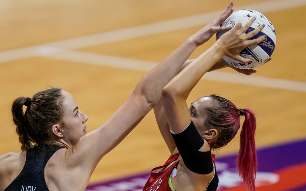Silver Ferns Kelly Jury defending against England 2020.
