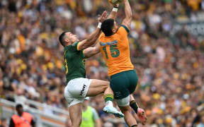 Jesse Kriel (left) of the Springboks and Tom Wright (right) of the Wallabies contest for the ball.