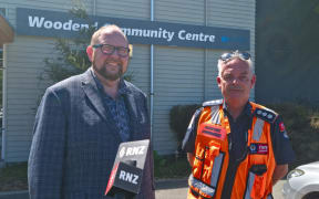 Waimakariri District Mayor Dan Gordon (L) and FENZ fire incident controller Dave Berry.