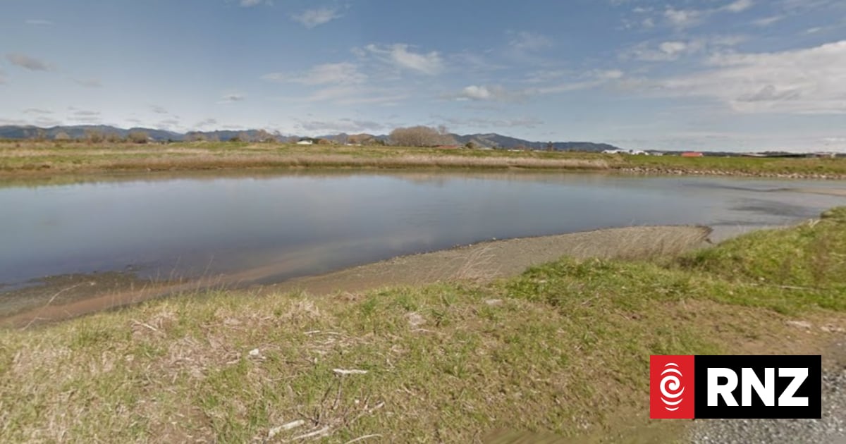 Search continues for man and woman who jumped into river to evade police
