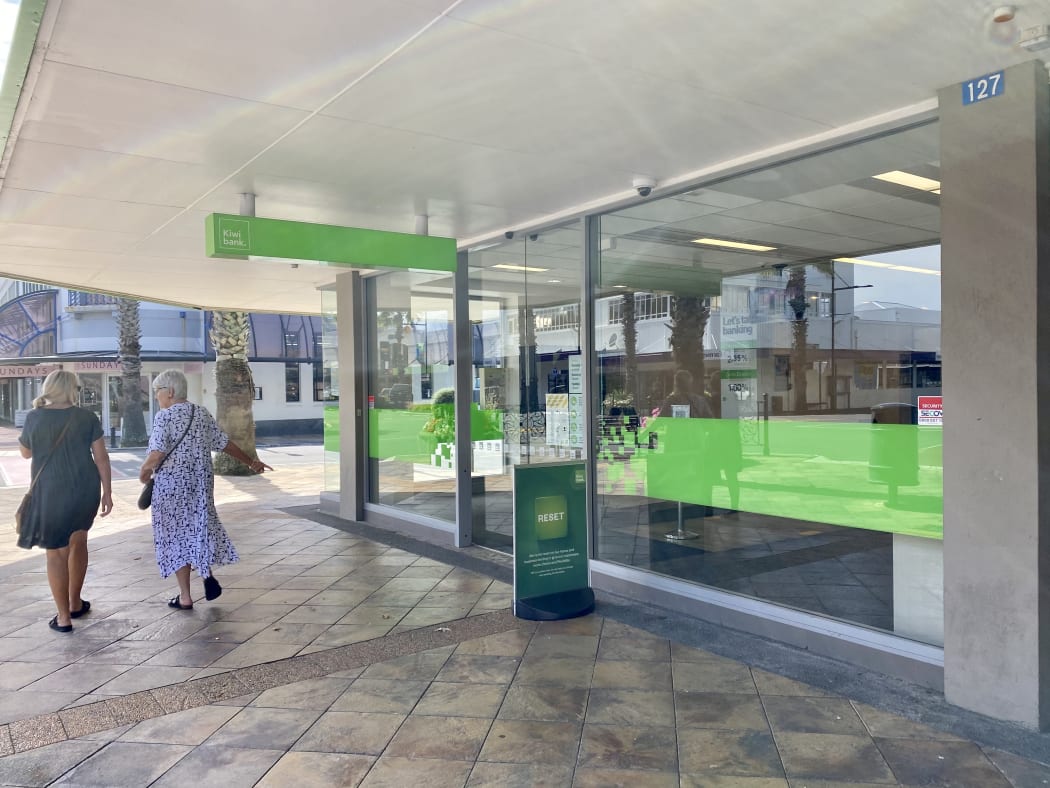 More than 30 mayors from the Far North to Southland have signed a letter urging the Government to set up a formal inquiry into the impact of bank branch closures on provincial communities.