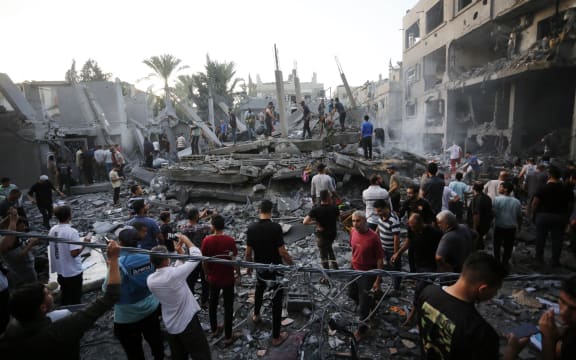 People search for victims and survivors following an Israeli strike on the town of Deir Al-Balah in the central Gaza Strip on October 18 2023. Thousands of people, both Israeli and Palestinians have died since October 7, 2023, after Palestinian Hamas militants based in the Gaza Strip, entered southern Israel in a surprise attack leading Israel to declare war on Hamas in Gaza on October 8. (Photo by Mohammed Faiq / AFP)