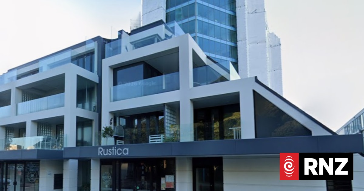 'A forgotten area' - Mount Maunganui pizzeria forced to close after roads shut down