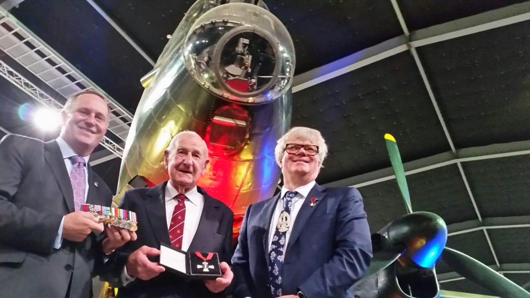 PM John Key, World War II veteran Les Munro and MOTAT chief executive Michael Frawley with Mr Munro's medals.