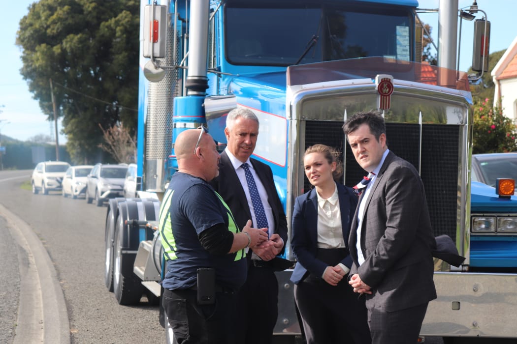 Truck driver Antony Alexander speaks to Yule, National candidate for Napier Katie Nimon and Bishop.