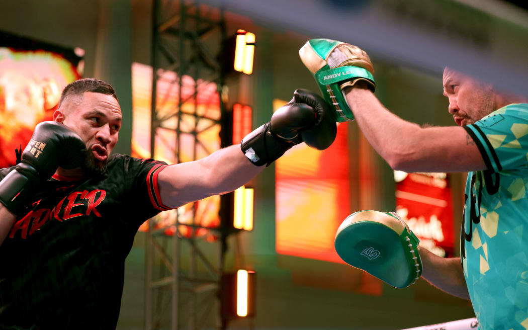 Joseph Parker (L) trains with his trainer Andy Lee.