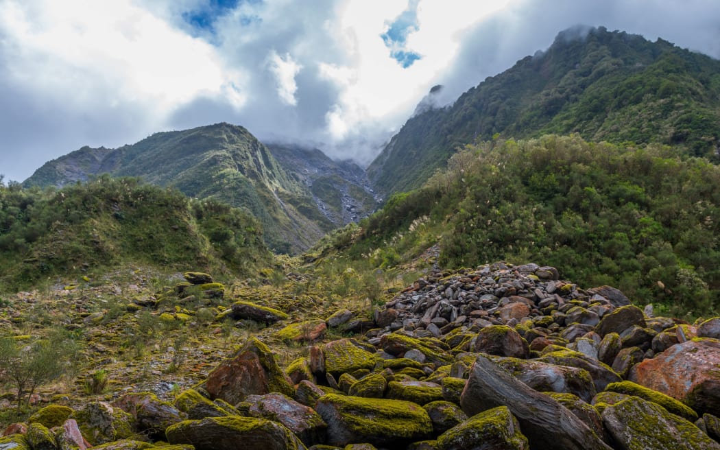 The beautiful landscape of the southern island of New Zealand is a mountain range of lake forests.