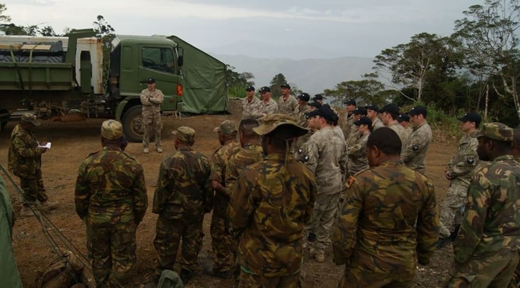 Members of the PNG Defence Force meet their NZ counterparts.