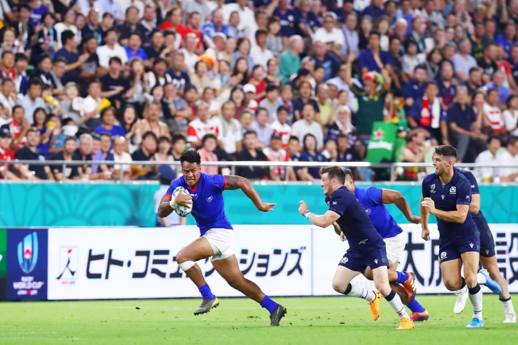 UJ Seuteni is among six changes to the starting fifteen.