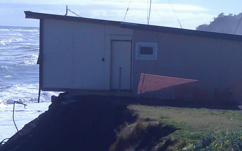 Erosion leaves house hanging over cliff | RNZ