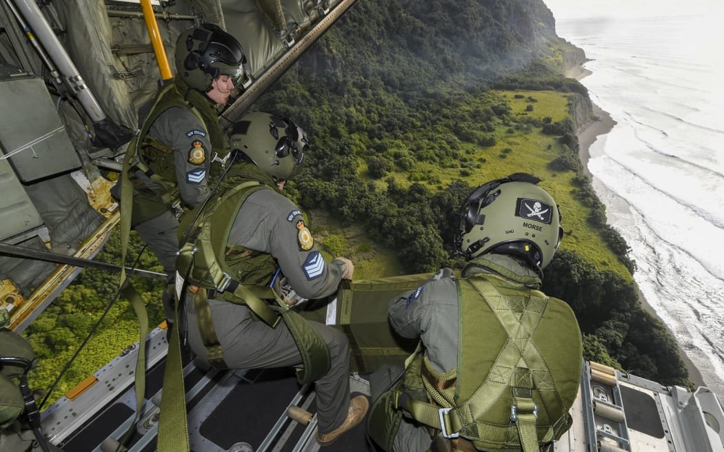 40 Sqn air drop supplies via parachute onto Raoul Island.
From left, Corporal Toni Thompson, Sergeant Ethan Moran and Corporal Nicholas Morse, Air Loadmasters from the Royal New Zealand Air Force’s No.40 Squadron, drop another load off the Hercules.