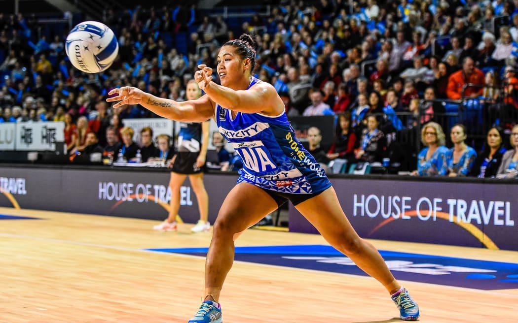 Northern Mystics midcourter Elisapeta Toeava in action during the 2018 ANZ Premiership