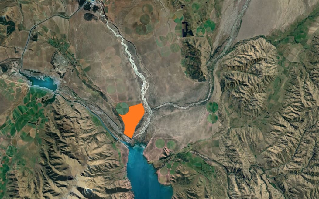 The footprint of the proposed solar farm is in orange. Twizel, SH8 and Lake Ruataniwha are seen to the top left.