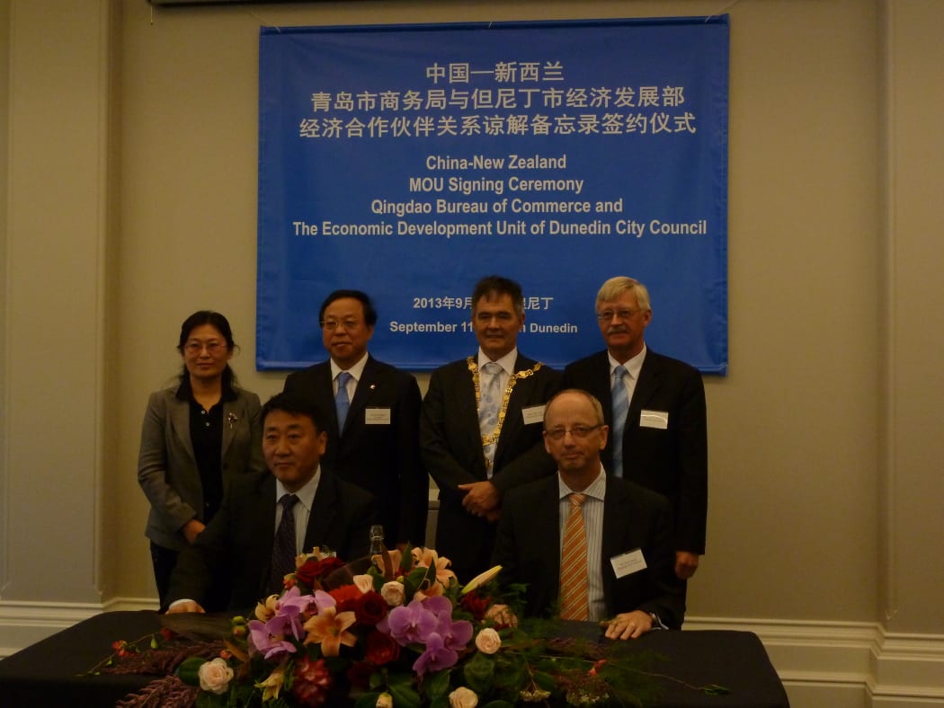 Qingdao and Dunedin leaders after the signing.