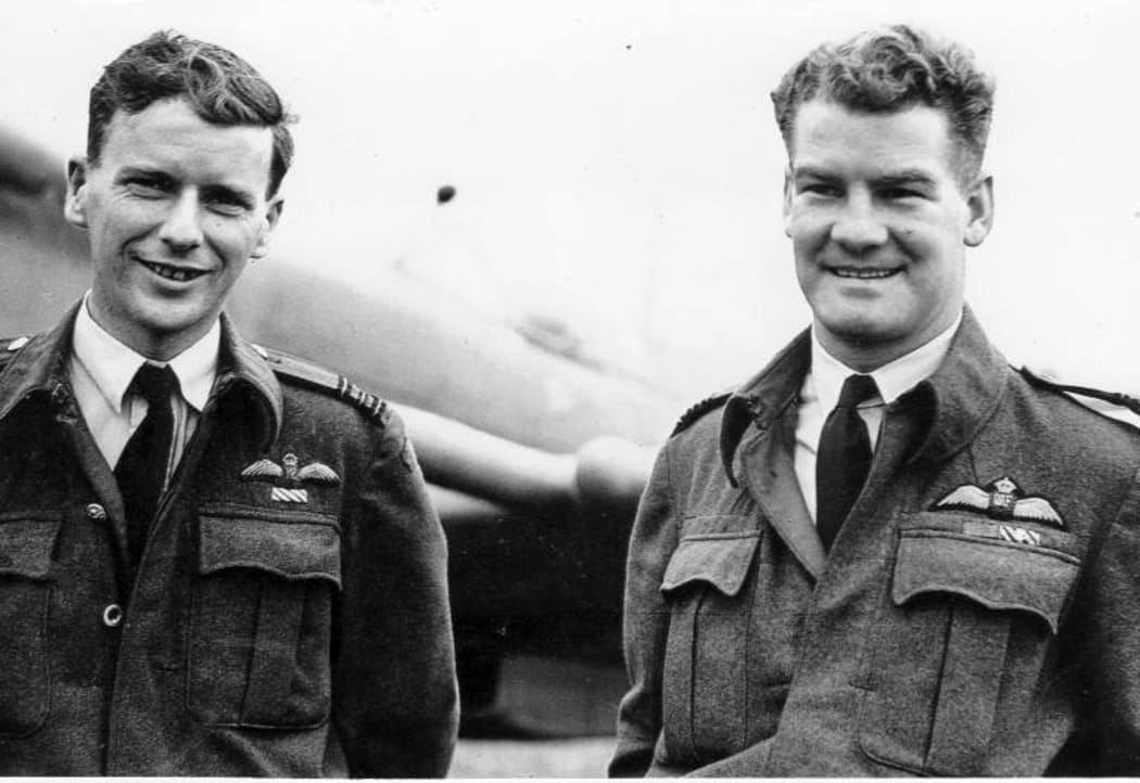 Al Deere (right).