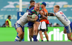 Mitchell Barnett of the Warriors in possession. Canterbury Bulldogs v One NZ Warriors. NRL Rugby League, Accor Stadium.