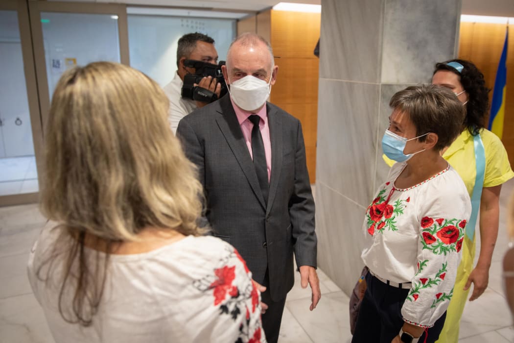 Trevor Mallard and PM Jacinda Ardern unveil Ukrainian artwork at Parliament with members of the Ukrainian community