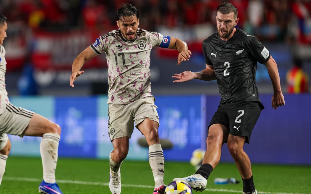 Chile’s Gabriel Suazo (c) and New Zealand’s Tim Payne during New Zealand vs Chile, FIFA Series Tournament at Eden Park, Auckland, New Zealand on Monday 30 March 2026.  Photo: Joshua Devenie / www.photosport.cl (Photo by www.photosport.cl / Photosport via AFP)