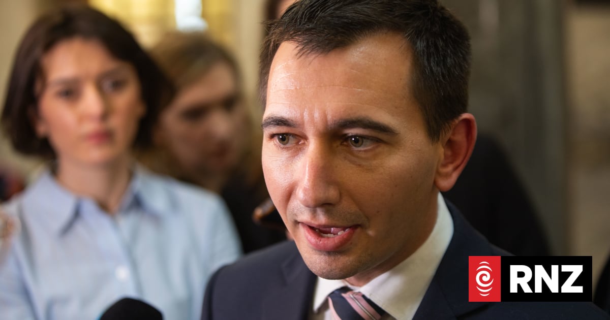 Politicians weigh in after revelations of Health NZ hiring crackdown