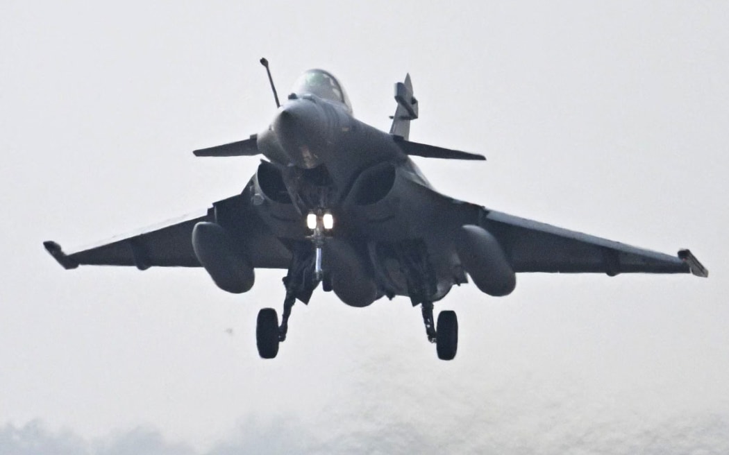 An Indian Air Force (IAF) Rafale fighter jet takes off during the joint exercise 'Ex Garuda-VII' between IAF and French Air and Space Force (FASF) at Jodhpur in India's desert state of Rajasthan on November 8, 2022. (Photo by Emmanuel DUNAND / AFP)