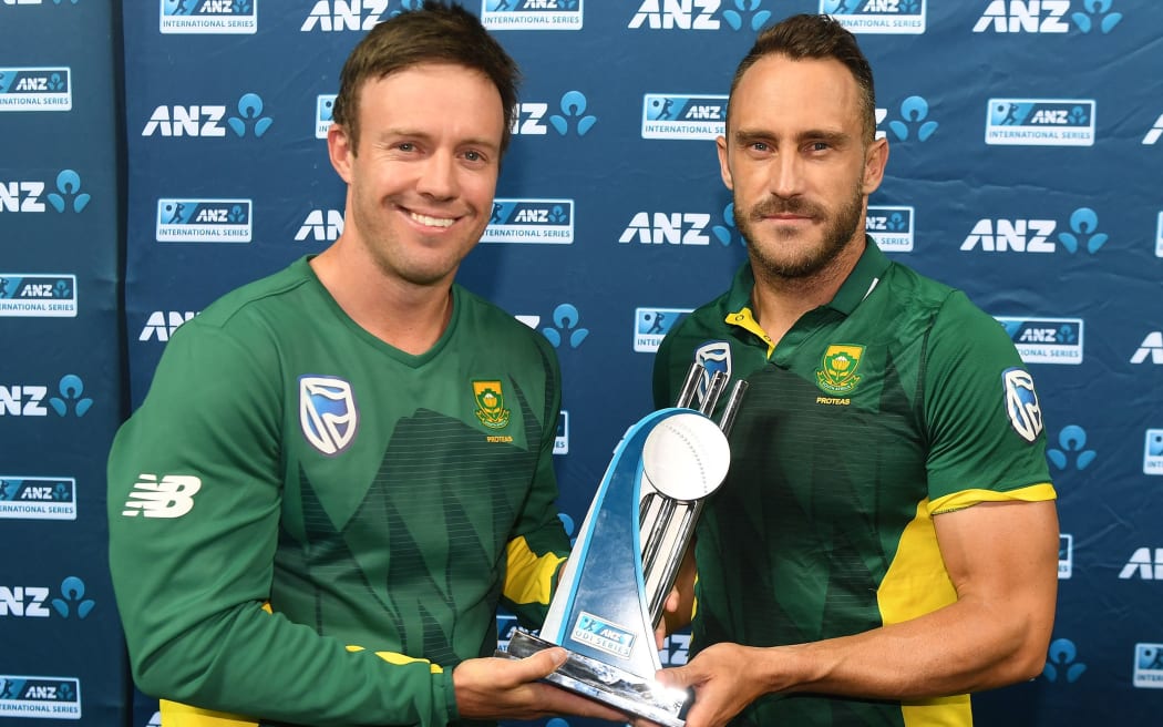 AB de Villiers and Faf du Plessis with the series trophy.