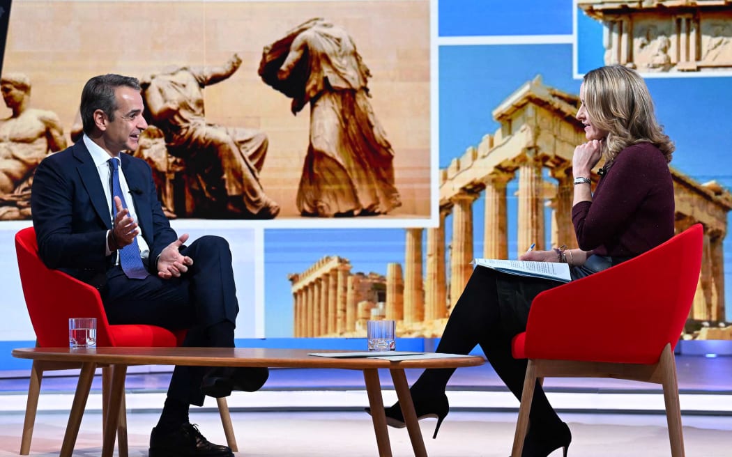 A handout picture released by the BBC, taken and received on November 26, 2023, shows Greece's Prime Minister Kyriakos Mitsotakis appearing on the BBC's "Sunday Morning" political television show in London with journalist Laura Kuenssberg. (Photo by Jeff OVERS / BBC / AFP)