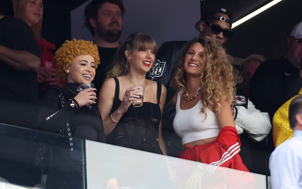 LAS VEGAS, NEVADA - FEBRUARY 11: Singer Taylor Swift and Actress Blake Lively react prior to Super Bowl LVIII between the San Francisco 49ers and Kansas City Chiefs at Allegiant Stadium on February 11, 2024 in Las Vegas, Nevada.   Ezra Shaw/Getty Images/AFP (Photo by EZRA SHAW / GETTY IMAGES NORTH AMERICA / Getty Images via AFP)