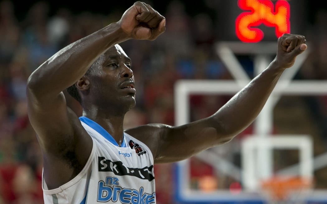 The American point guard, Cedric Jackson, is returning to the Breakers.