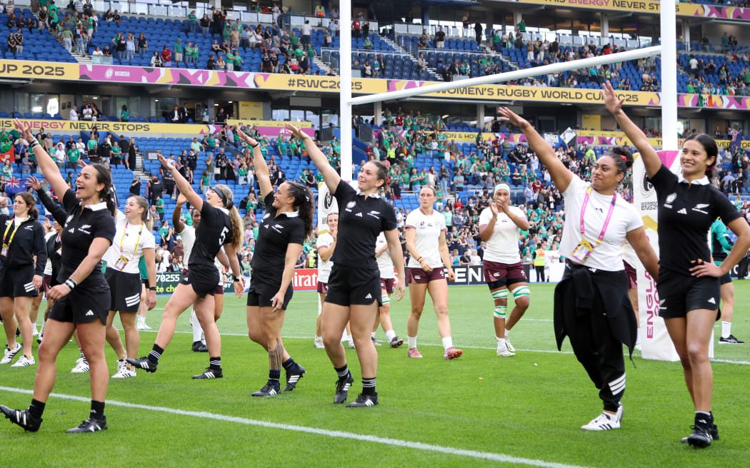 Black Ferns thank their supporters.