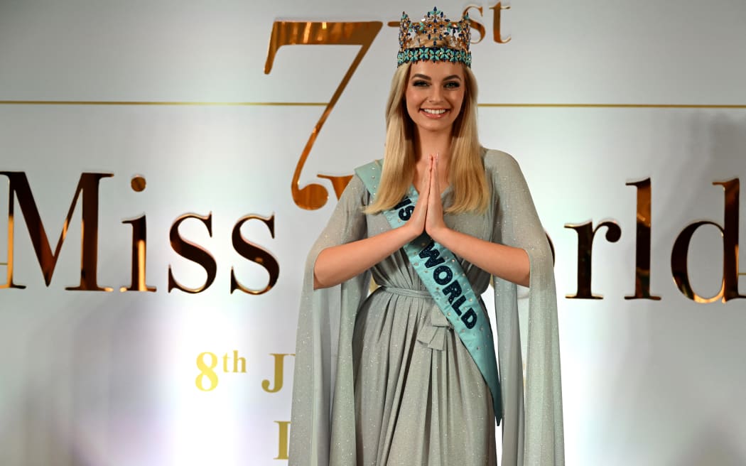 Miss World 2022 Karolina Bilawska na konferencji prasowej poświęconej 71. edycji wyborów Miss World 2023, która odbędzie się w New Delhi, 8 czerwca 2023 r. (fot. Arun Sankar/AFP)