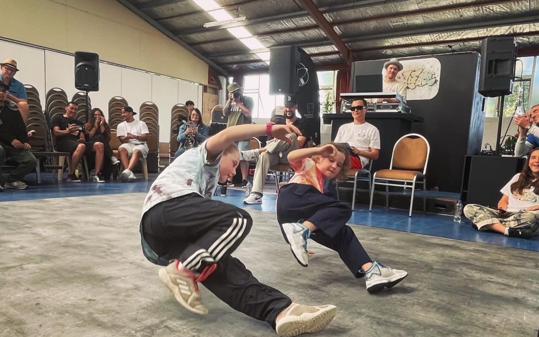 Bridge Breakers en Auckland es un estudio de breakdance que enseña baile a niños.