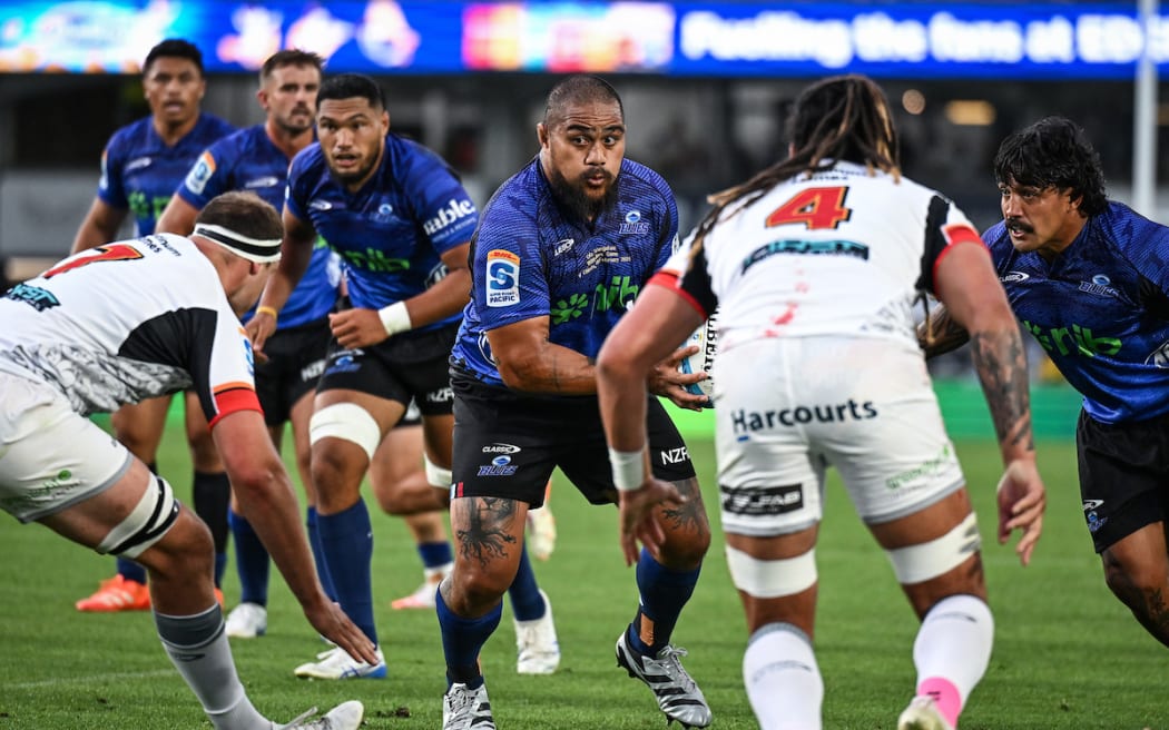 Ofa Tu'ungafasi in action for the Blues.