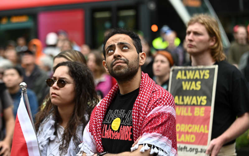 'Abolish the monarchy' protests held on Australian day of mourning for ...